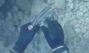 Denizde bulduğu para dolu çantayı sahibine gönderdi