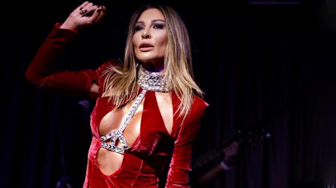 Selen Görgüzel, göğüs ve bacak dekolteli cesur sahne kıyafetiyle Gülşen’i solladı