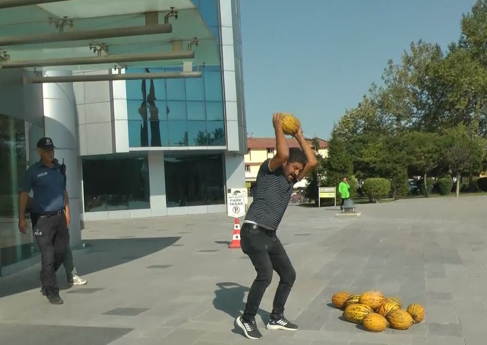 AKP’li belediye önünde eylem… Kavunları attı, gözaltına alındı