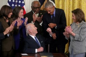 Baskılar sonucu yarıştan çekilen Biden gözyaşları içinde partisine veda etti