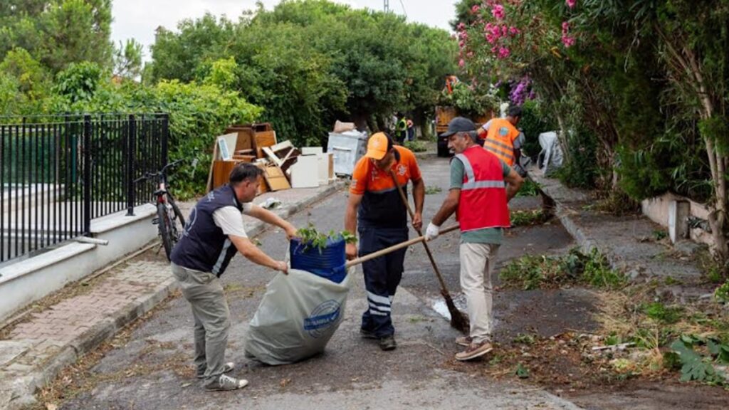 Belediye başkanı, Adalar’da temizlik çalışmalarına katıldı