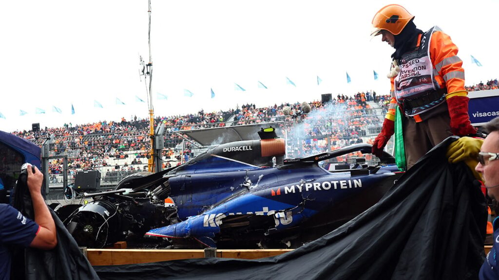 F1’de antrenman seansı kazası: Logan Sargeant’ın aracı yandı!