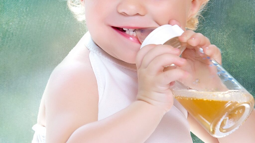 Küçük bebeğe meyve suyu yerine alkol servis edildi