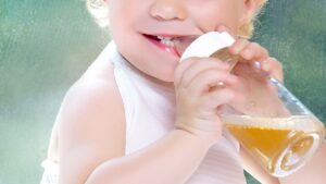 Küçük bebeğe meyve suyu yerine alkol servis edildi