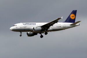 Lufthansa, İran ve Irak hava sahasını kullanmama kararı aldı