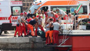 Rüzgar tekneyi batırdı: Bir kişi öldü, ünlü iş insanı kayıp