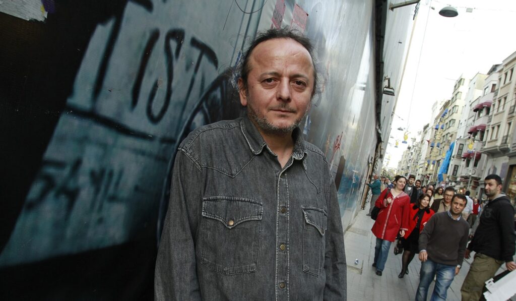 Ünlü şairden gözaltı tepkisi: Mahalle yanarken hep saçımızı mı tarayalım!