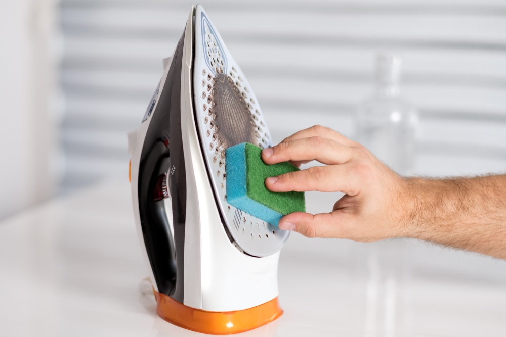 Ütü tabanı nasıl temizlenir?