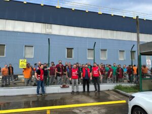 Bekaert işçileri atılan arkadaşları için fabrika önünde eyleme başladı