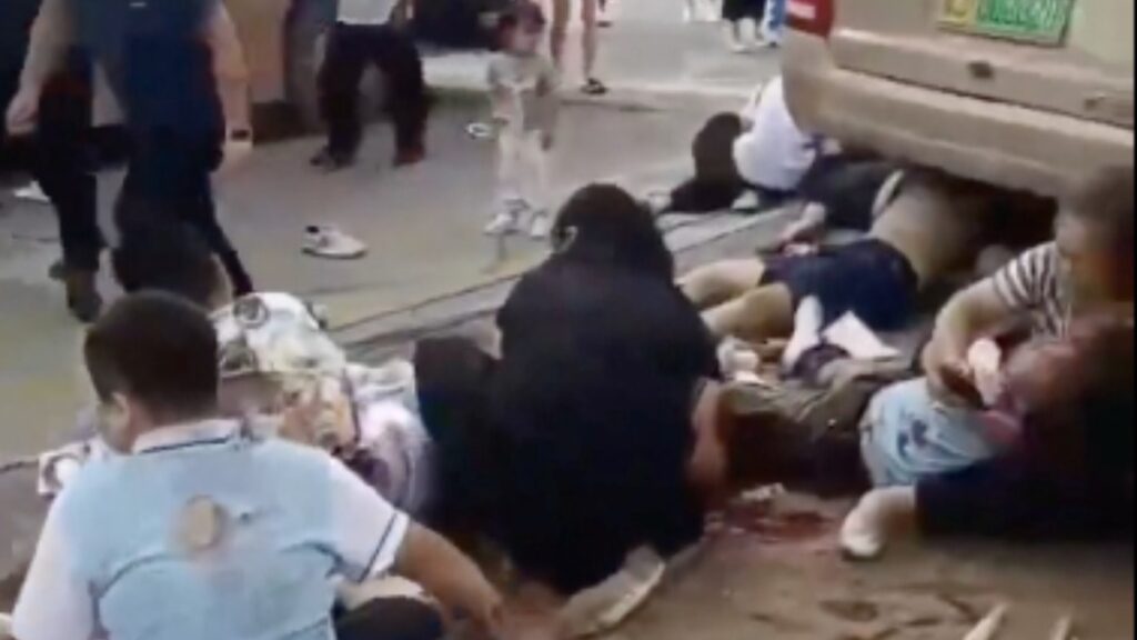 Çin’de otobüs öğrenci ve velilere çarptı, çok sayıda ölü var