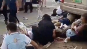 Çin’de otobüs öğrenci ve velilere çarptı, çok sayıda ölü var