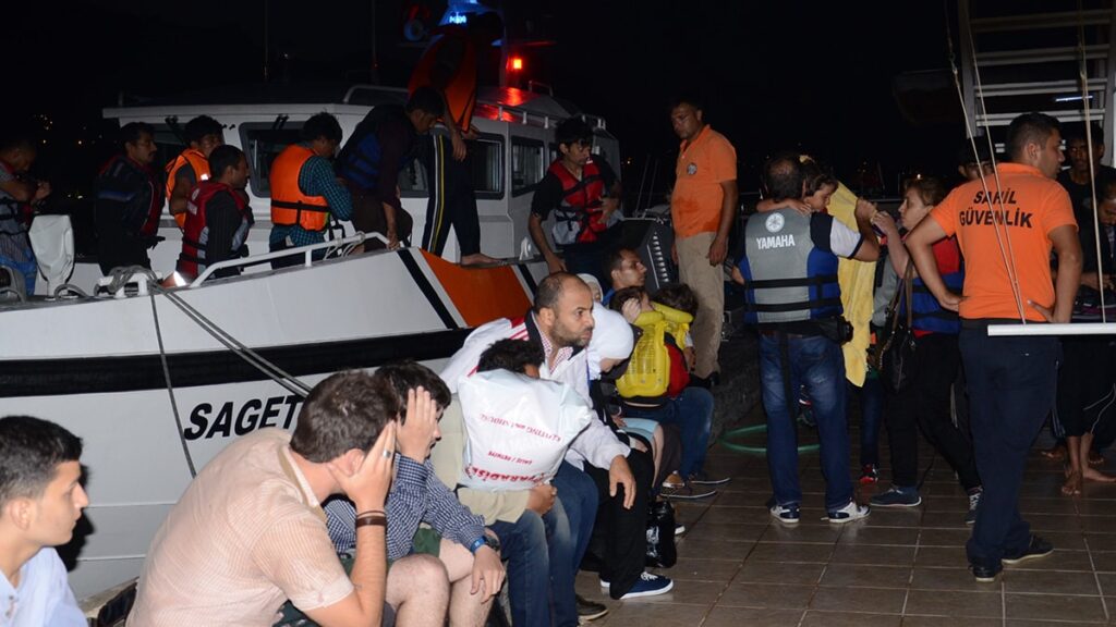 Datça açıklarında göçmen botu battı