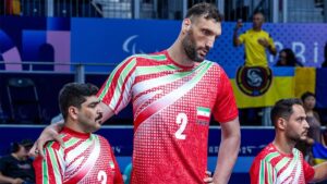 Dünyanın en uzun ikinci adamı Mehrzad, Paris’te yerde uyuyor