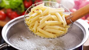 Makarna suyunu lavaboya dökmeyin! İşte bilinmeyen kullanım alanları