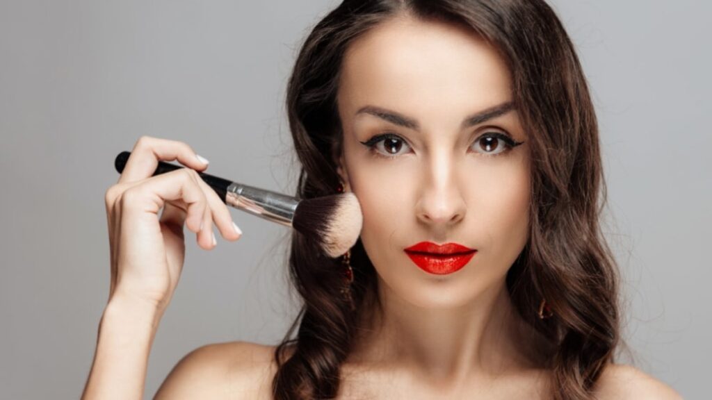 Makyajla uyuyanlar dikkat! Bakın cildinizde nelere yol açıyor…