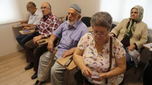 SSK ve Bağkurlu emeklilere ücretsiz sağlık desteği: Aileler de faydalanabiliyor!