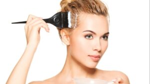 Saçını evde boyadı, körlük tehlikesiyle karşı karşıya kaldı