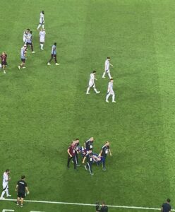 Trabzonspor-Beşiktaş maçında korku dolu anlar! Yerde hareketsiz kaldı…