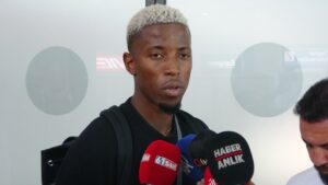 Trabzonspor’un yeni transferi Simon Banza’dan Beşiktaş’a mesaj: Her zaman hazırım!