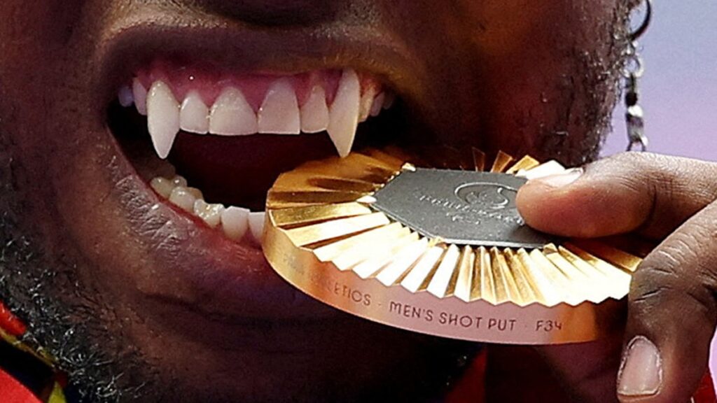 Vampir dişleri ile dikkat çeken Mauricio Valencia’dan Paris’te altın zafer