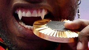 Vampir dişleri ile dikkat çeken Mauricio Valencia’dan Paris’te altın zafer