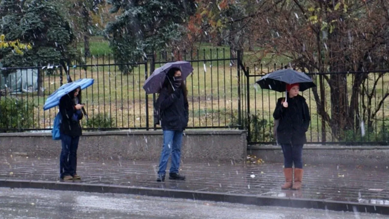 Ankara’ya mevsimin ilk karı düştü valilikten uyarı geldi