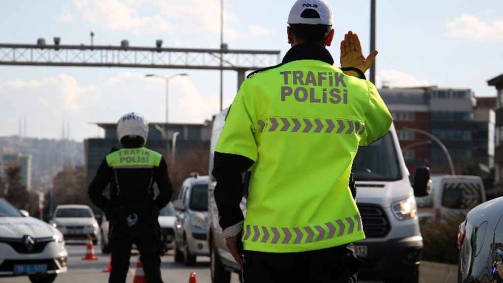 Bakan Yerlikaya’dan ‘çakar’ çıkışı:  Trafikte üstünlük taslayanlara asla müsaade etmeyeceğiz