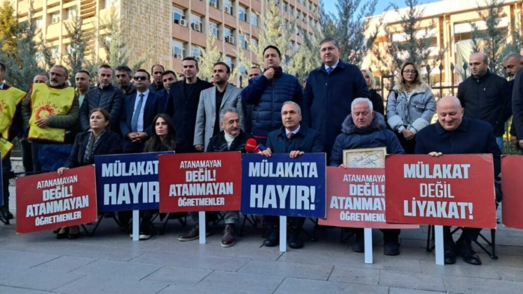 Bakanlık önünde mülakata isyan