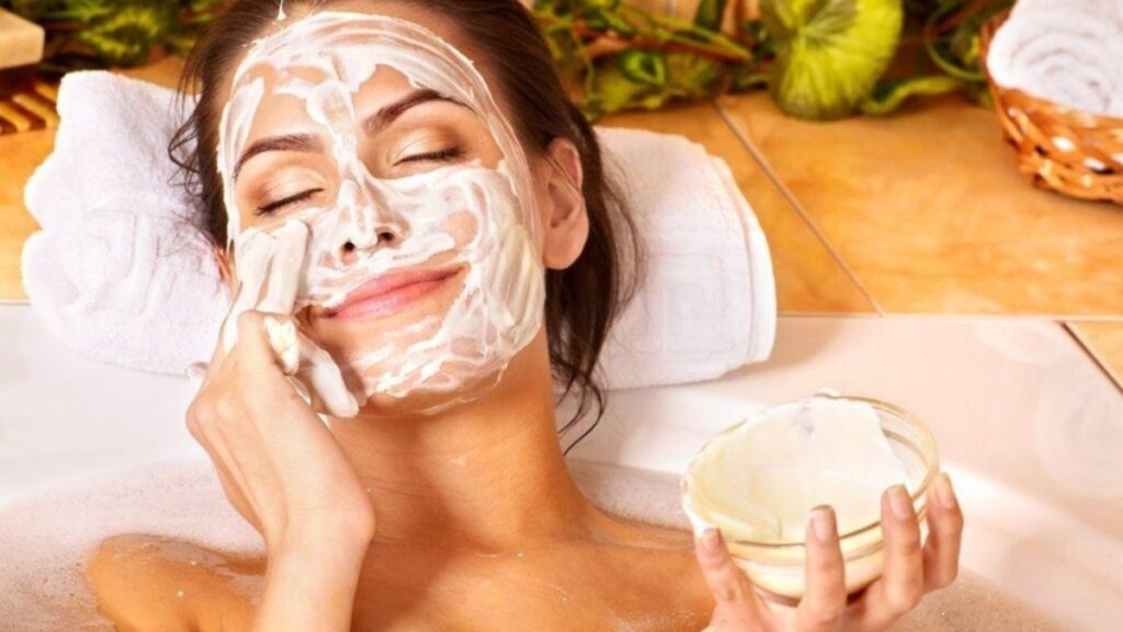 Doğal güzelliğin sırrı mutfaktan çıktı! Yüzünüze sürmeniz gereken 7 yiyecek…