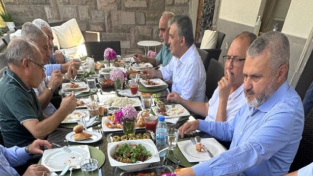‘AKP’de neler oluyor’ tartışması başlatan fotoğraf