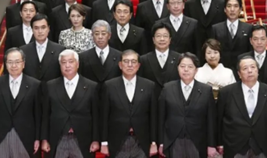 Japonya, ‘hırpani’ görünen yeni bakanları fotoşopladı