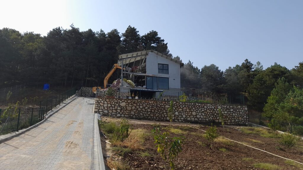 Bursa Osmangazi’de kaçak villa yıkıldı