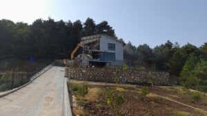 Bursa Osmangazi’de kaçak villa yıkıldı