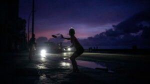 Küba, yine karanlığa büründü