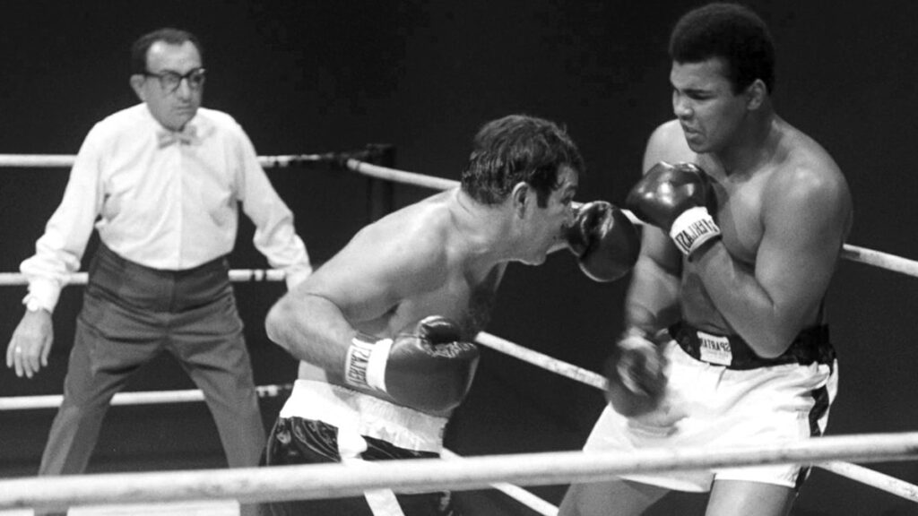 Muhammed Ali’nin ikonik eldiveni milyonlarca sterlin satışa çıkıyor
