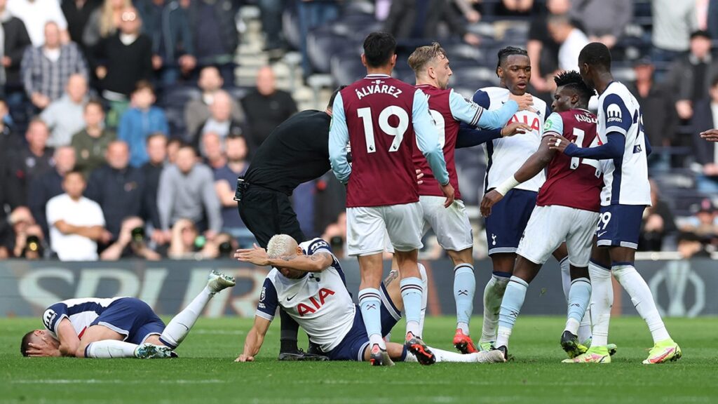 Premier Lig yıldızı, maçta adeta cinnet getirdi: Geleni tokatladı!