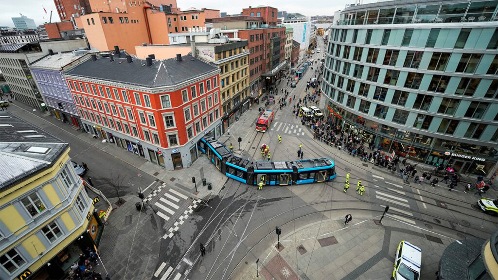 Raydan çıkan tramvay, dükkana girdi