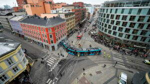 Raydan çıkan tramvay, dükkana girdi