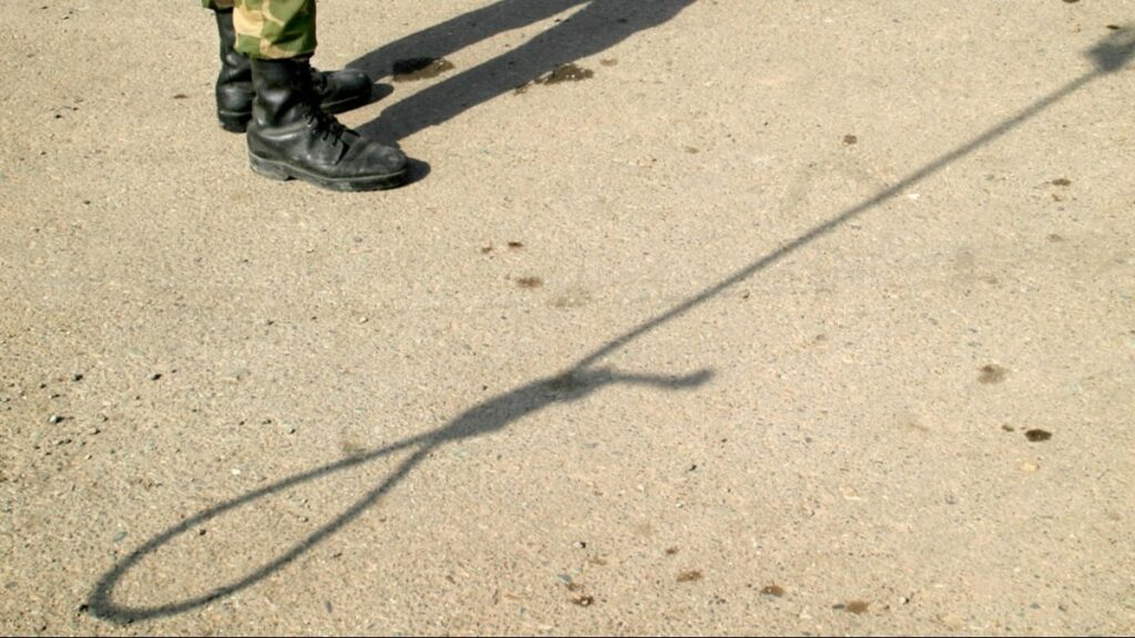 Şeriatçı ülkede sahte içki satanlar vince asıldı