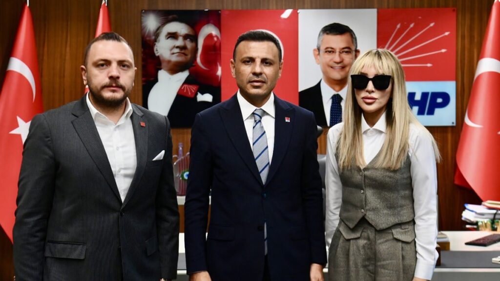 Siyasete atılacağını söyleyen Seren Serengil’den CHP’ye ziyaret