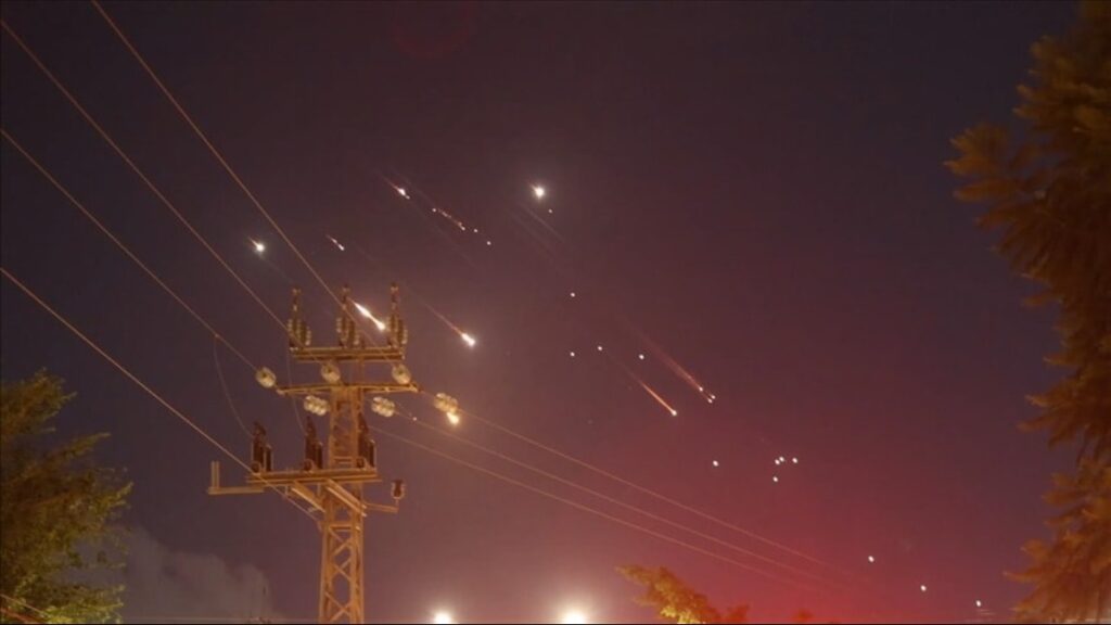 Son dakika… İsrail, İran ve Suriye’yi vurdu! Art arda flaş açıklamalar…