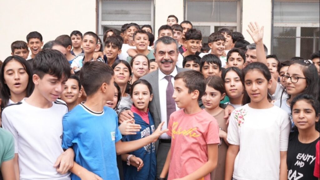 Veterinerler, çiftçiler sınıf  öğretmeni yapıldı