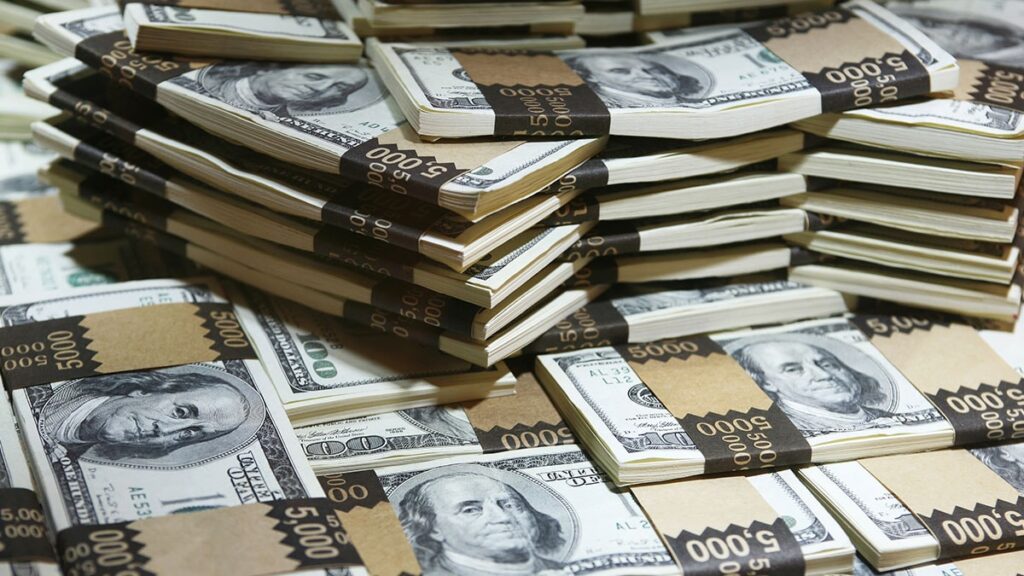 Yerde bulduğu parayla milyoner oldu