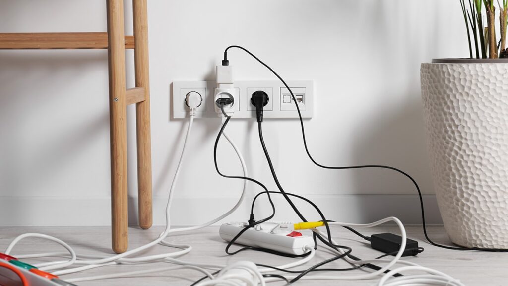 Aşırı gerilim riskine dikkat: Bu fişi uzatma kablolarına bağlamayın