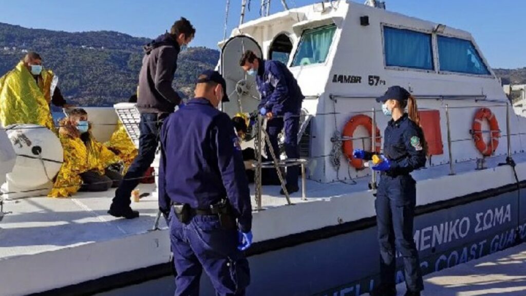 Bodrum açıklarında göçmen botu battı