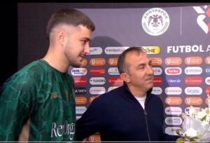 Canlı yayında duygulandıran jest!