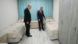 Dört öğrenciye bir yatak düşüyor!