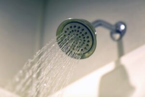 Duş alırken birçok kişi yapıyor: Meğer tam bir sağlık düşmanıymış