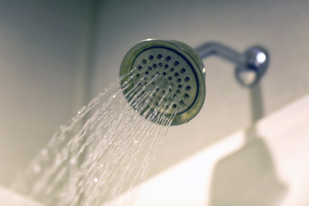 Duş alırken birçok kişi yapıyor: Meğer tam bir sağlık düşmanıymış