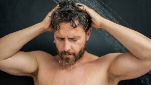 Duşta ortaya çıkan alzheimer belirtisi: Hastalığı erkenden saptıyor!